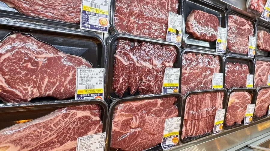 예산에 맞춰 고를 수 있는 한우 진열대