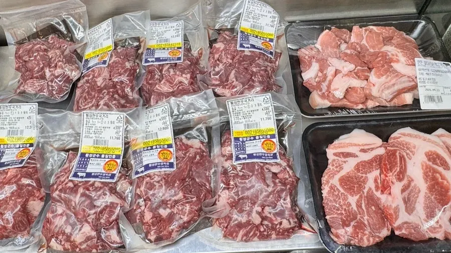 정육점 쇼케이스에 놓인 소고기 팩