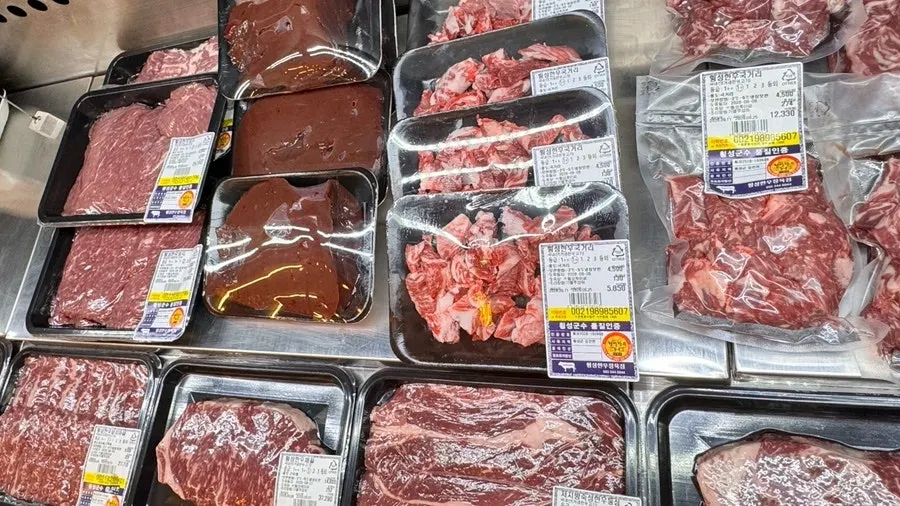 다양한 부위가 담긴 정육 진열장