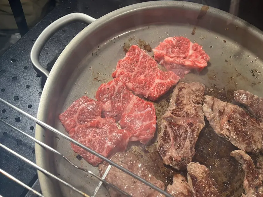 팬에 구워진 1++ 한우 살치살