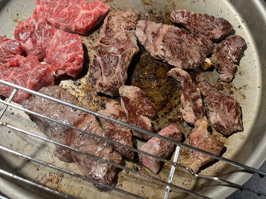 다 구워 접시에 담은 한우