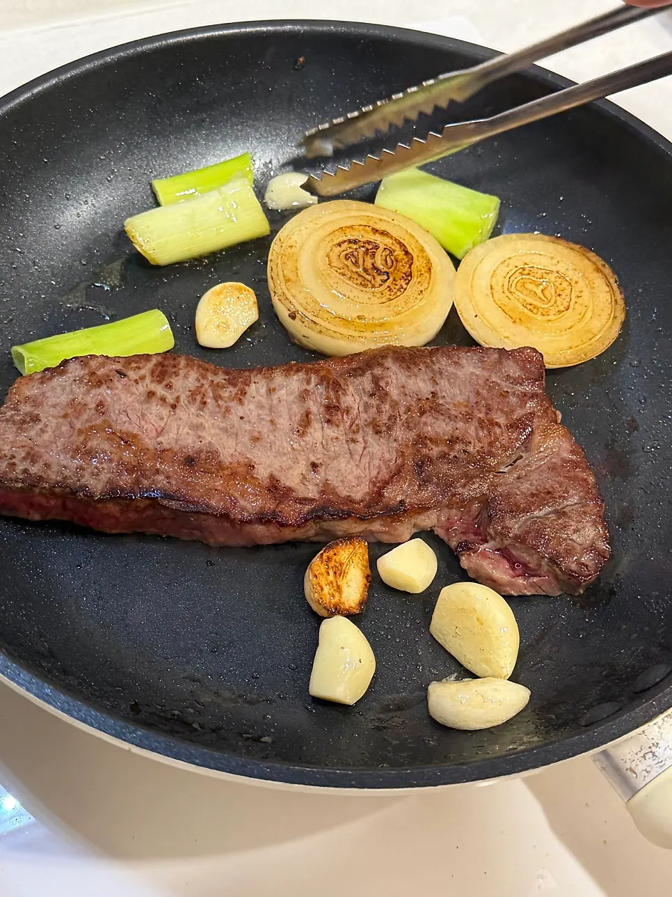 Steak pan with vegetables grilling together