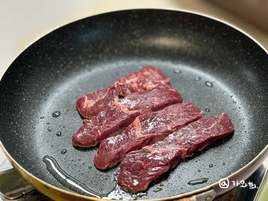 소기름으로 코팅하는 프라이팬