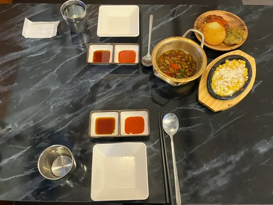 Table set before the assorted sashimi 8-kind small set arrives