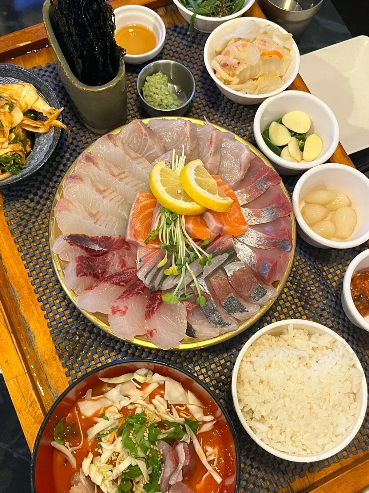 Full spread of the assorted sashimi 8-kind small set