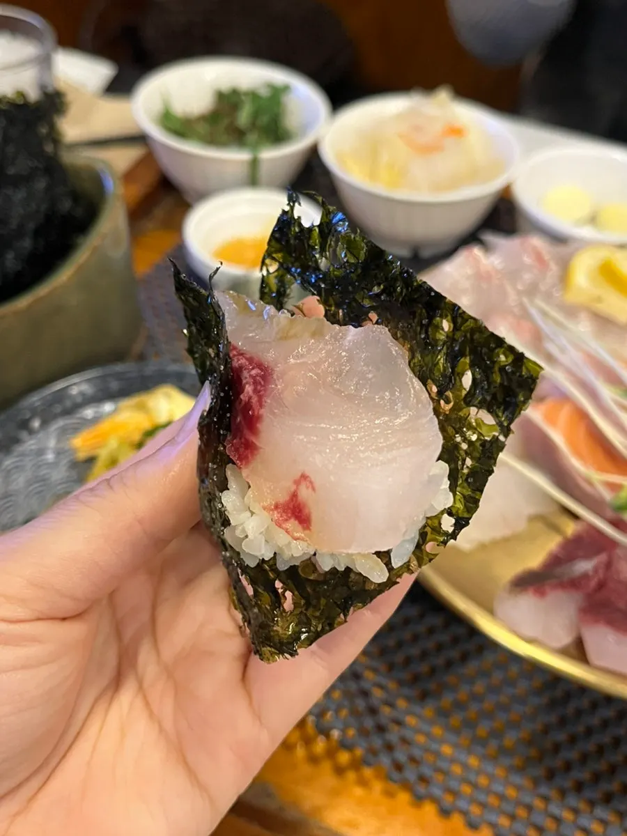 Wrapping aged sashimi in gopchang gim
