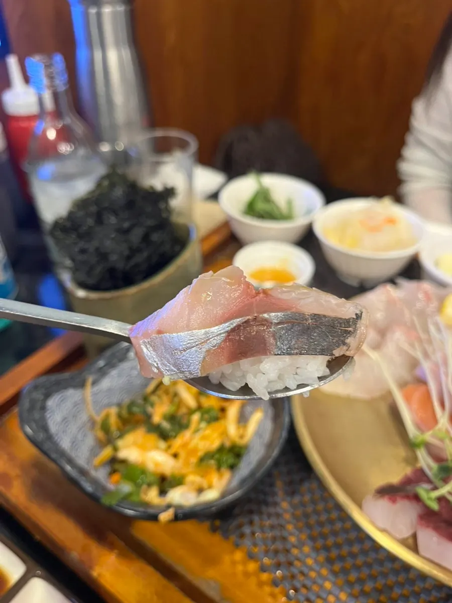 DIY sushi made with vinegared rice and aged sashimi