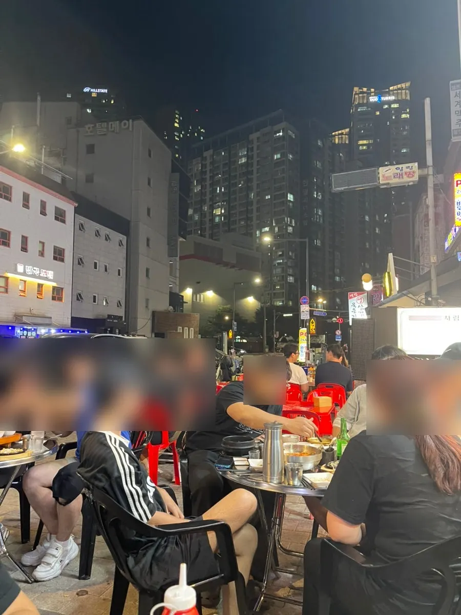손님으로 북적이는 회판장 상봉점 야장 풍경