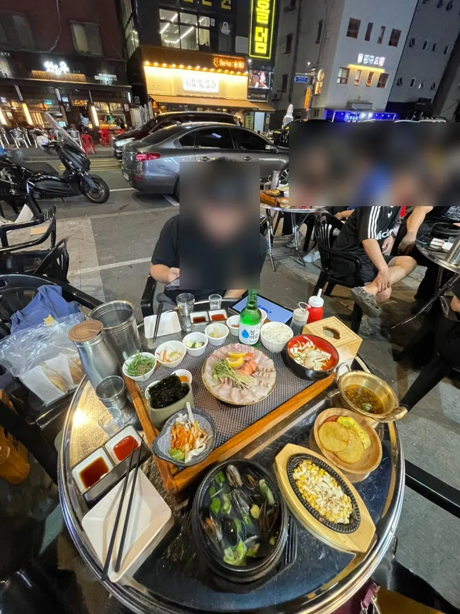 야장 테이블에 세팅된 모둠회 한 상