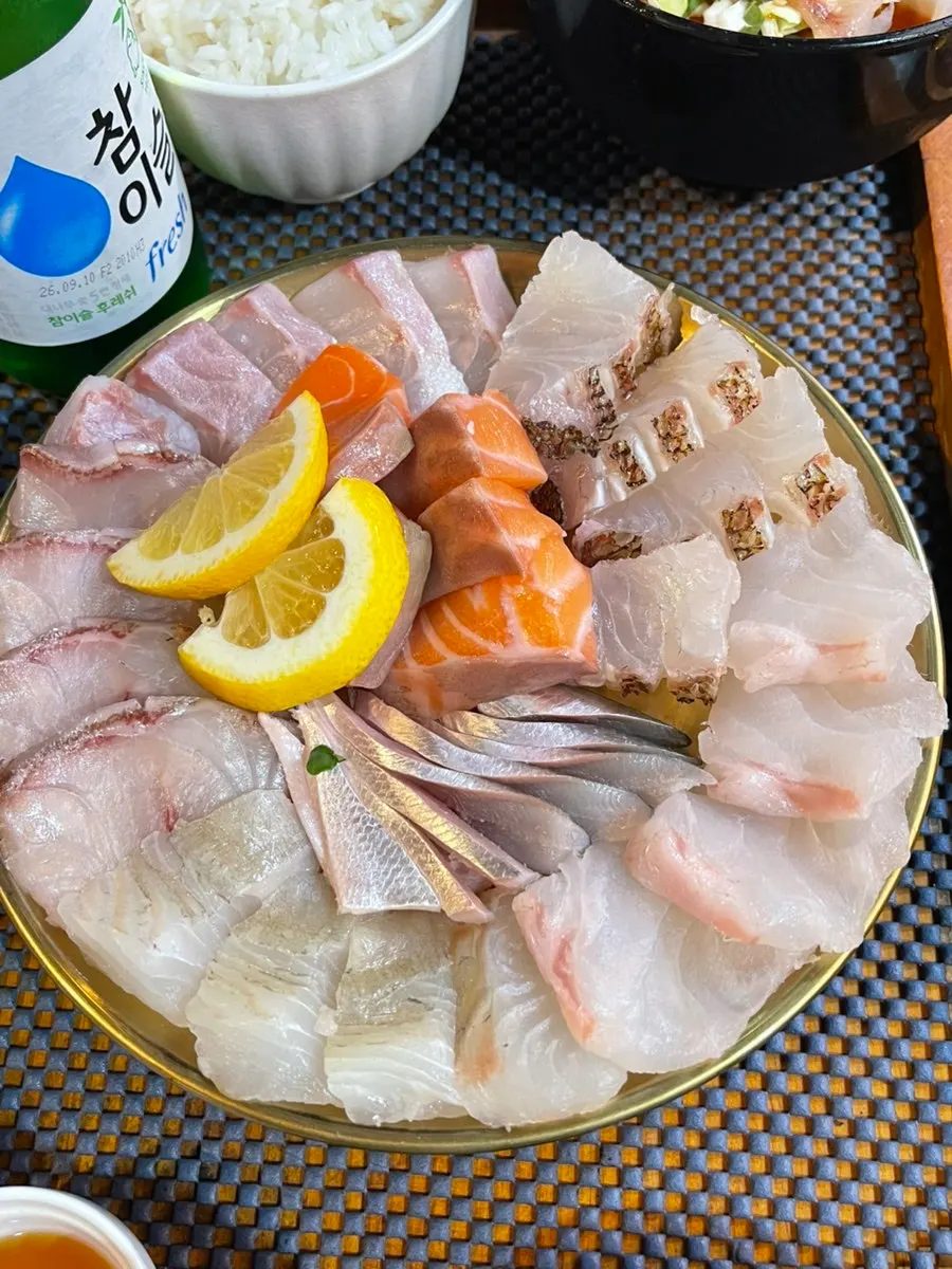 점성어 광어 자바리 일본돔 동갈돗돔이 둘러진 모둠회