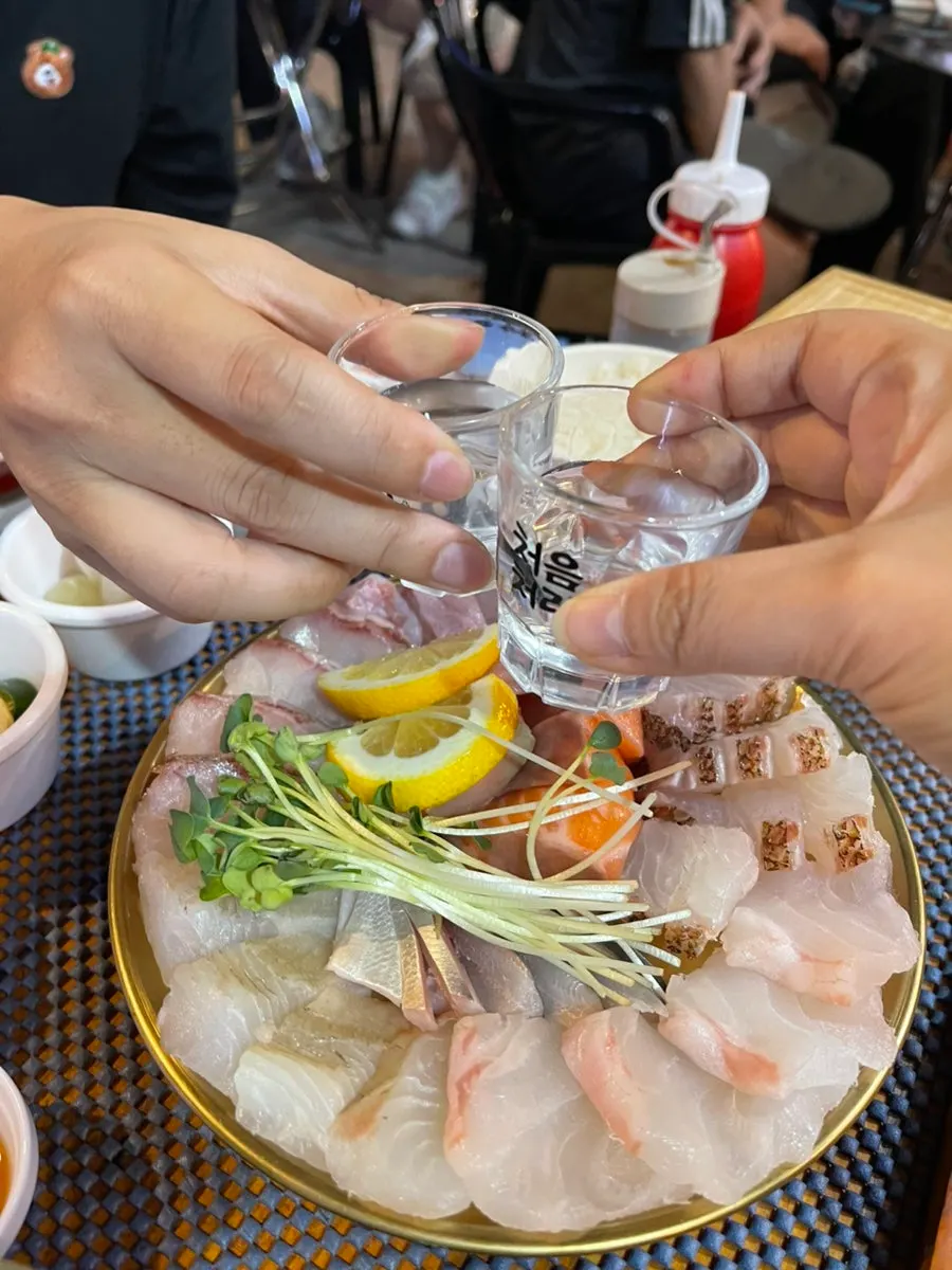 광어에 깻잎무침과 묵은지를 올린 쌈