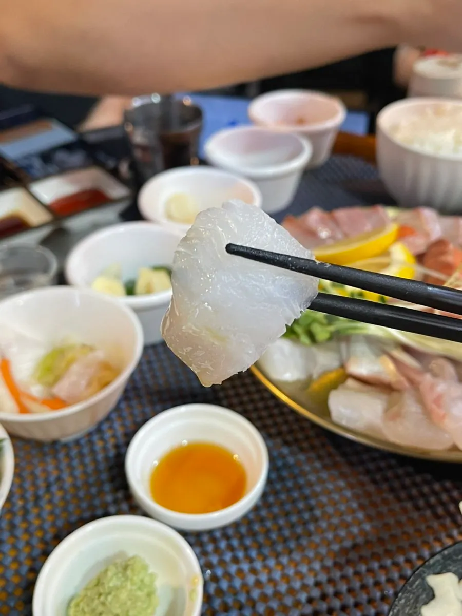 야장 테이블의 회와 술 한잔