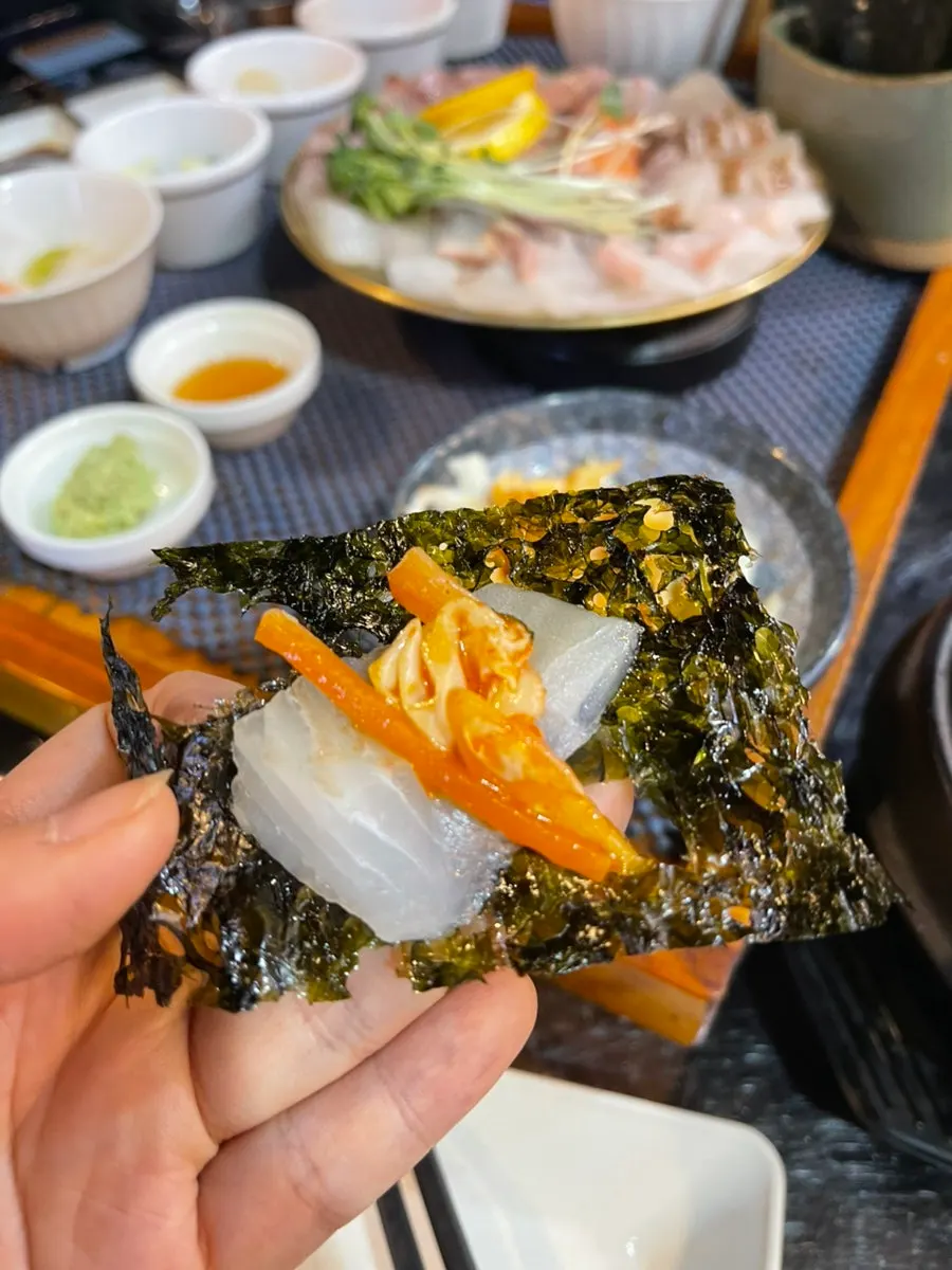 두툼하게 썰린 광어회 접시