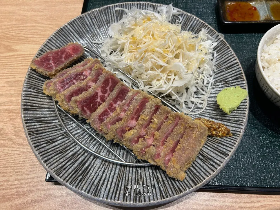 Cross-section of the thick sirloin gyukatsu