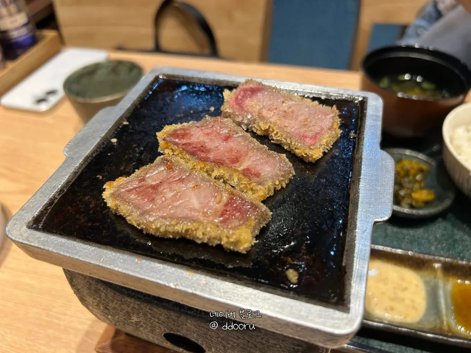 Close-up of the gyukatsu plate