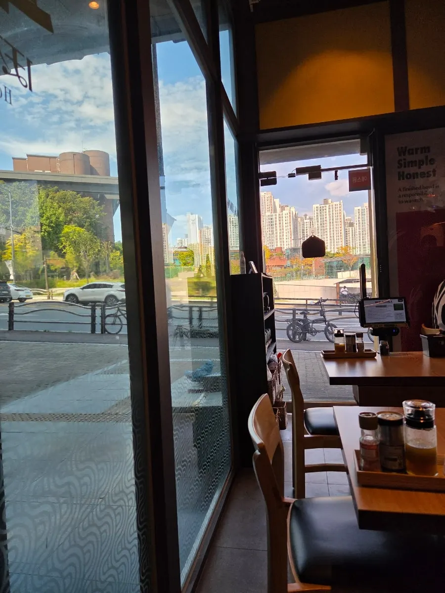 Entrance of Japanese restaurant Hoka Hoka near Gwangmyeong City Hall