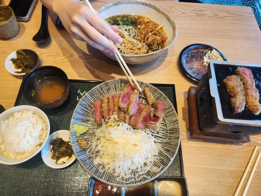 Gyukatsu pieces grilled on the brazier