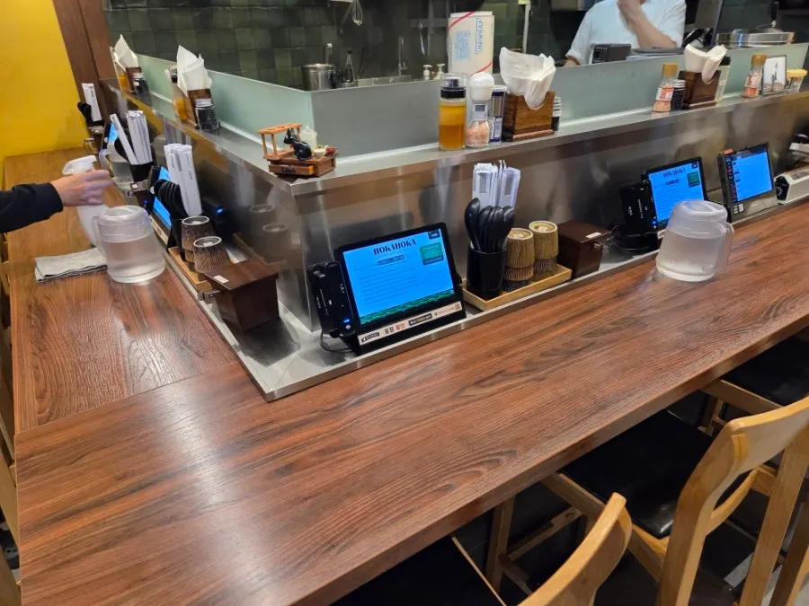 Table seating inside Hoka Hoka Gwangmyeong Main Branch