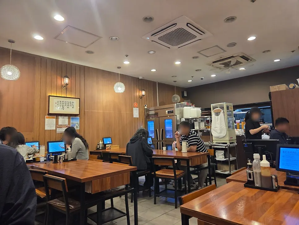 평일 저녁 손님이 있는 호카츠 홀