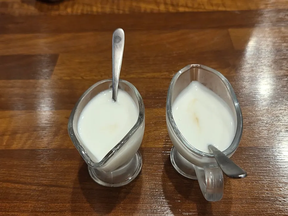 생수 대신 제공되는 차 우린 물
