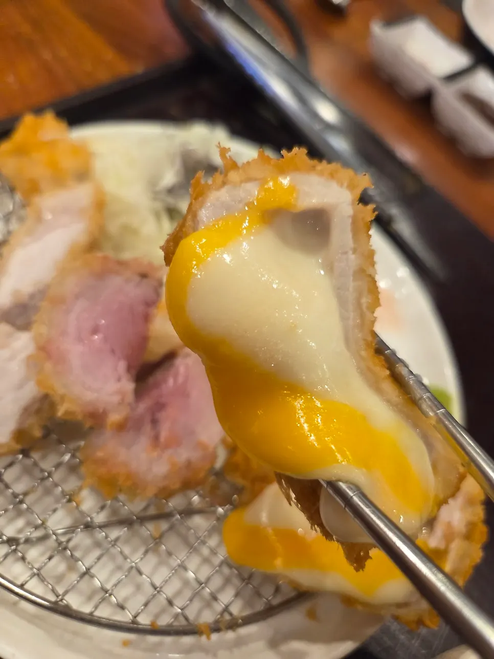 모짜렐라와 체다치즈가 가득한 속노랑 치즈카츠 단면