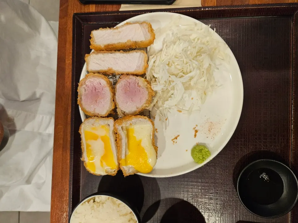 A plate of HOKATSU's popular 3-cutlet platter