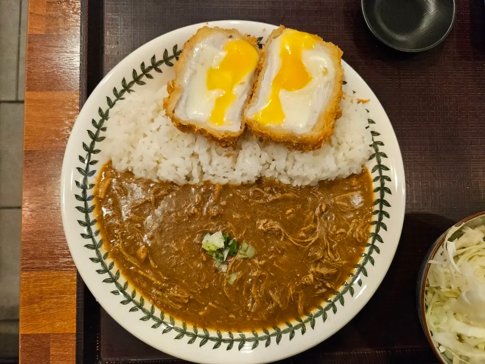 Table with rice, curry, and tonkatsu