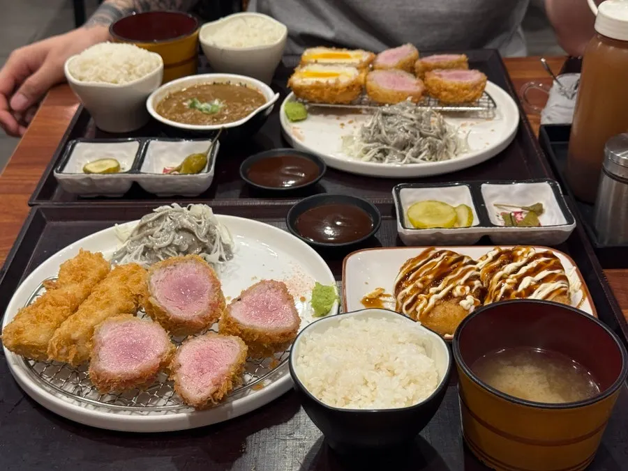 호카츠 카츠와 카레가 차려진 한 상
