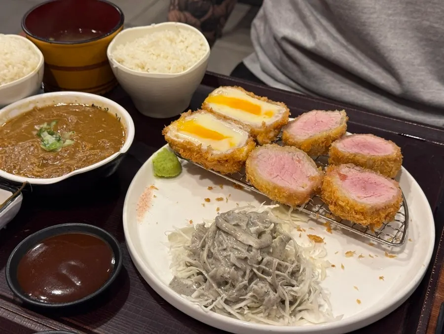 최애카츠와 카레세트 상차림