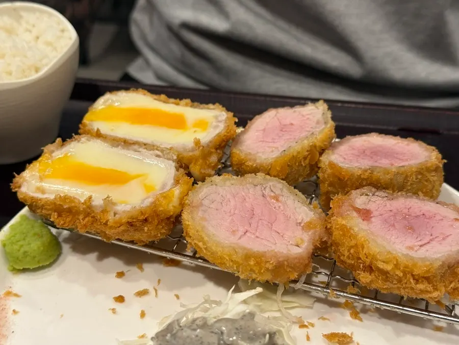 안심과 치즈카츠로 구성된 최애카츠