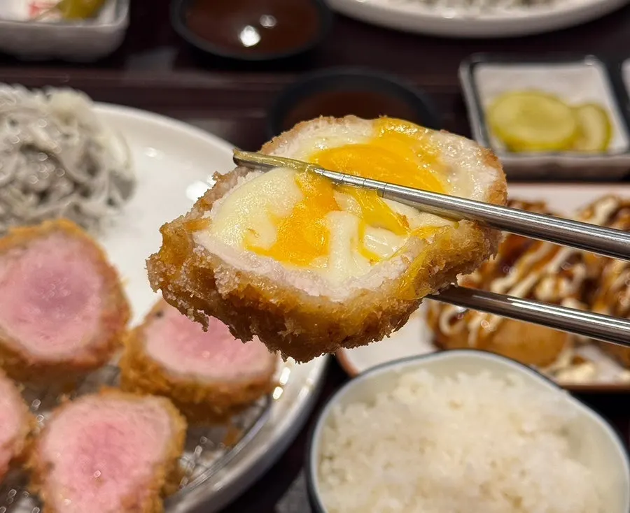 치즈카츠를 소금에 찍는 모습