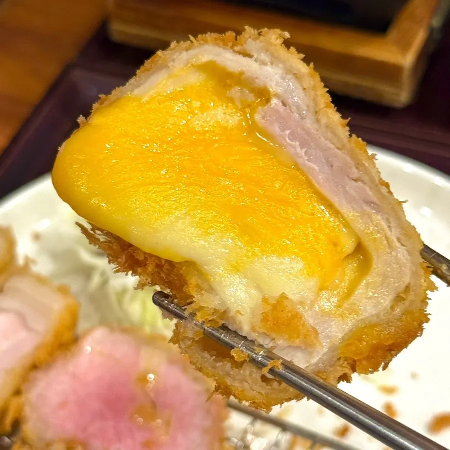 치즈가 흐르는 속노랑 치즈카츠 단면