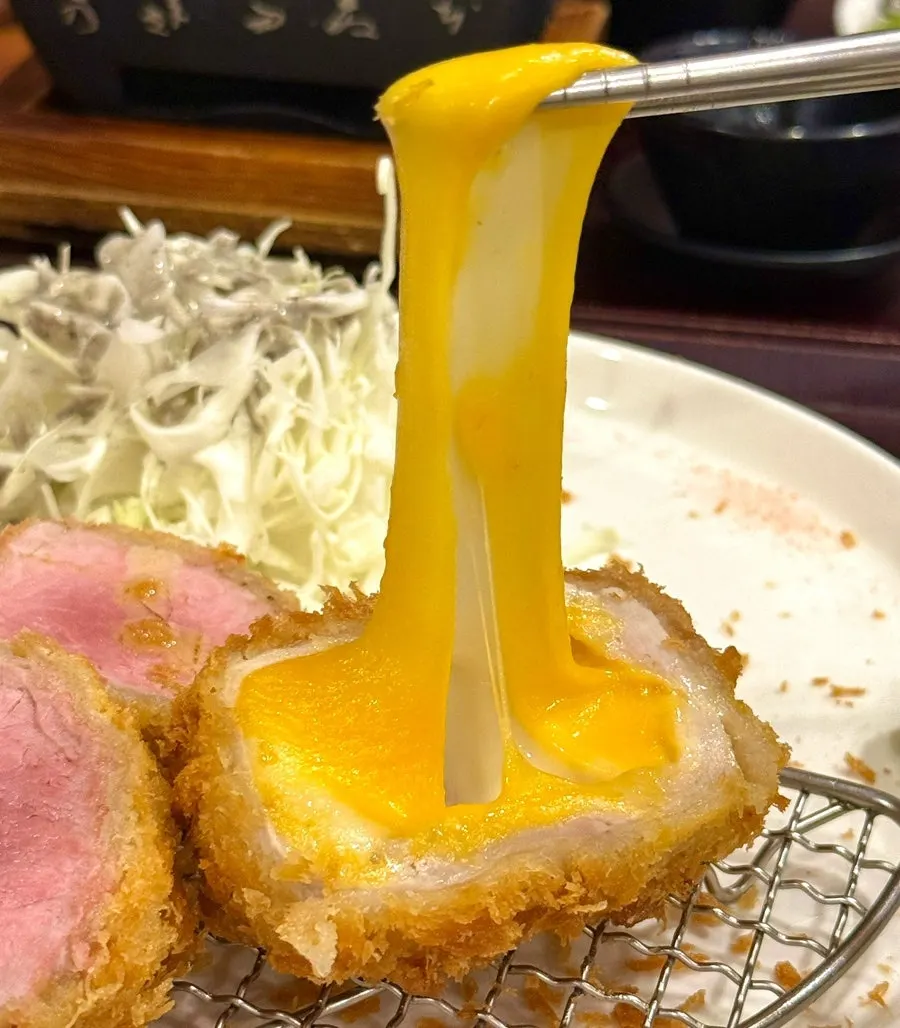 모짜렐라와 체다 조합의 치즈카츠 클로즈업