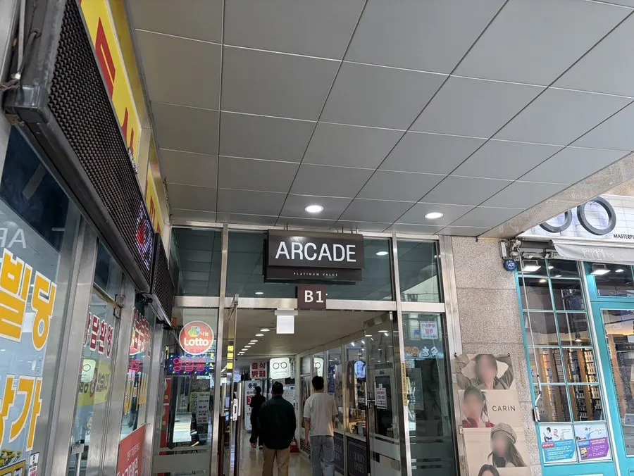 올라포케 강남점으로 들어가는 건물 입구
