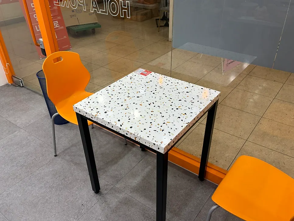 매장 입구 왼쪽의 2인 테이블 자리