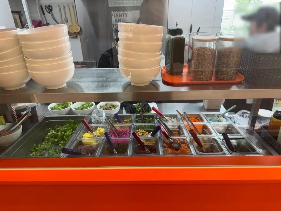 Panduan pilihan base dan topping poke di Hola Poke Seolleung Branch