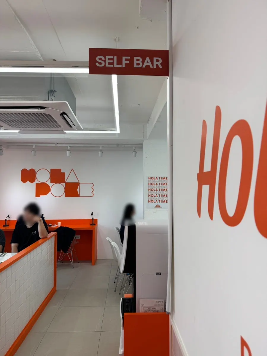 Kursi di Hola Poke Seolleung Branch yang nyaman untuk makan sendiri