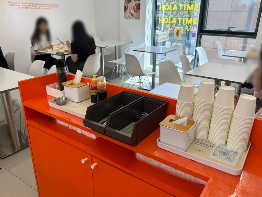 Meja Hola Poke Seolleung Branch yang bersih