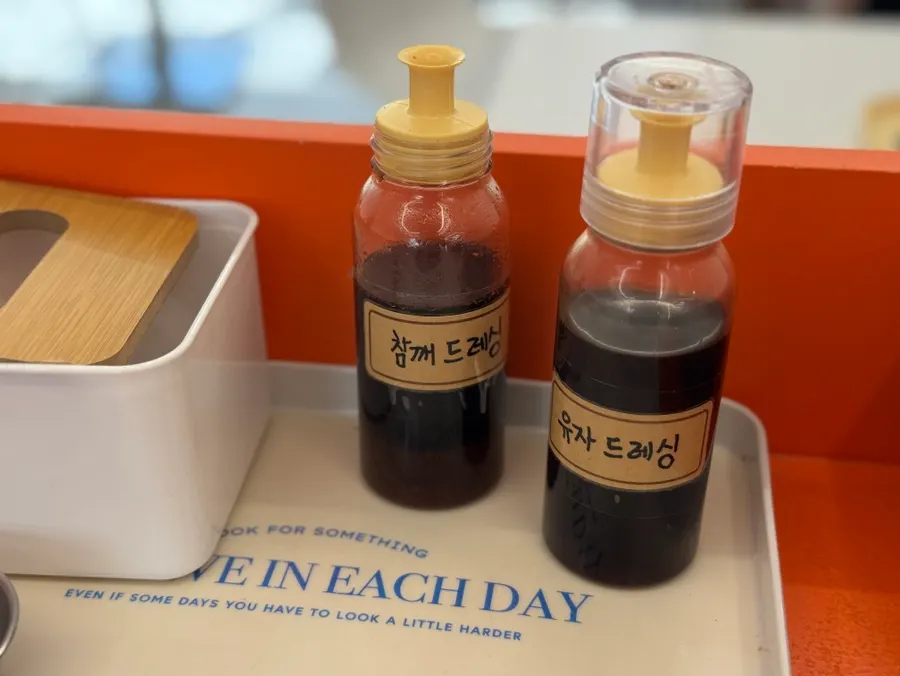 Self-bar dengan sendok, garpu, dan air minum