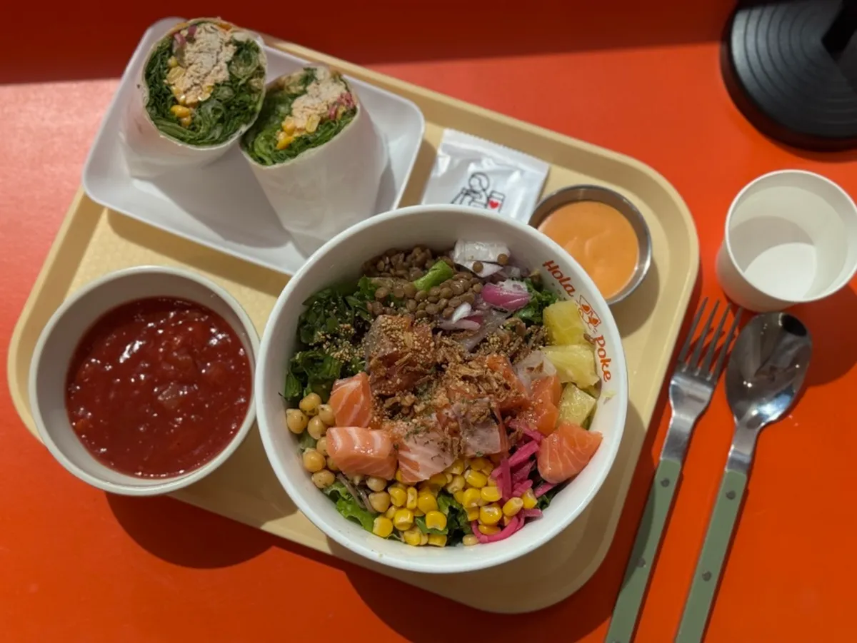 Semangkuk poke salmon mentah penuh warna