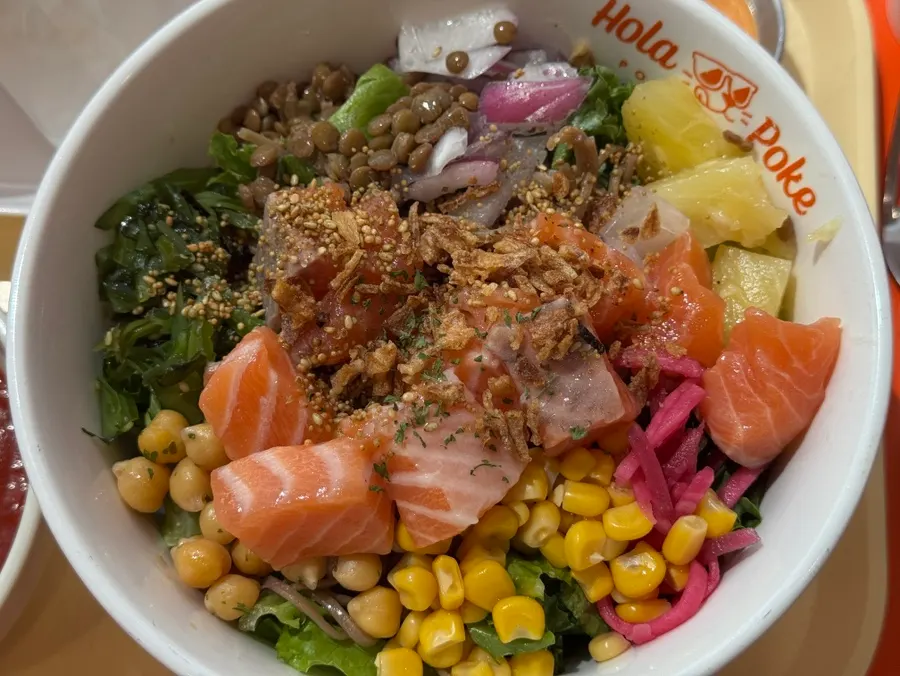 Susunan topping poke yang terlihat jelas