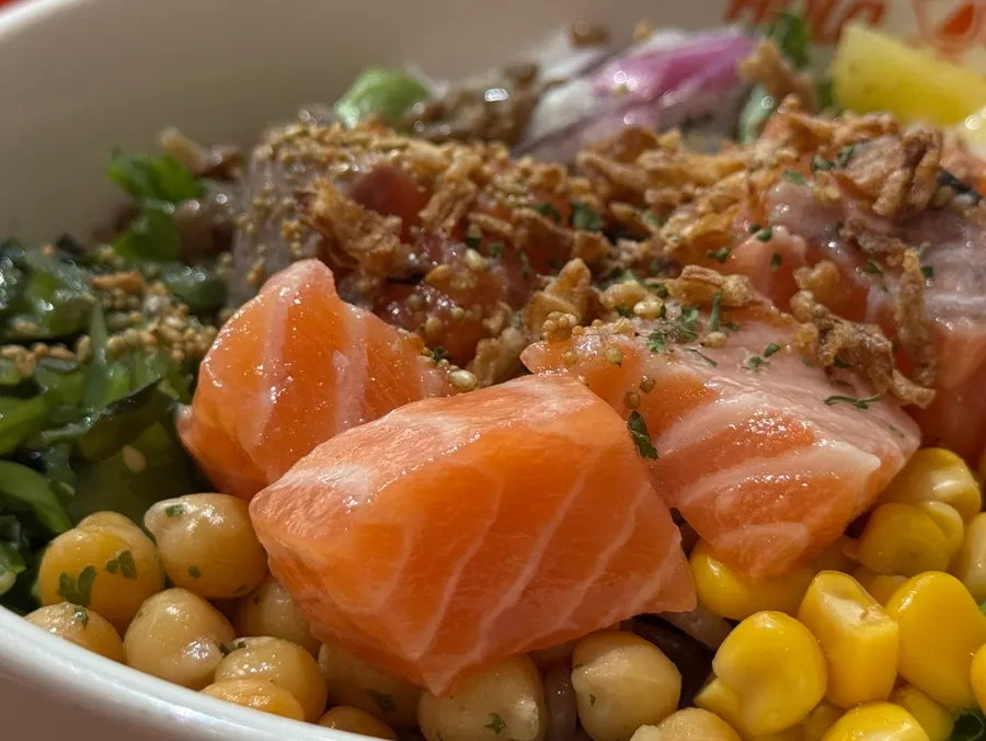 Poke kombinasi salmon mentah dan salad mie soba