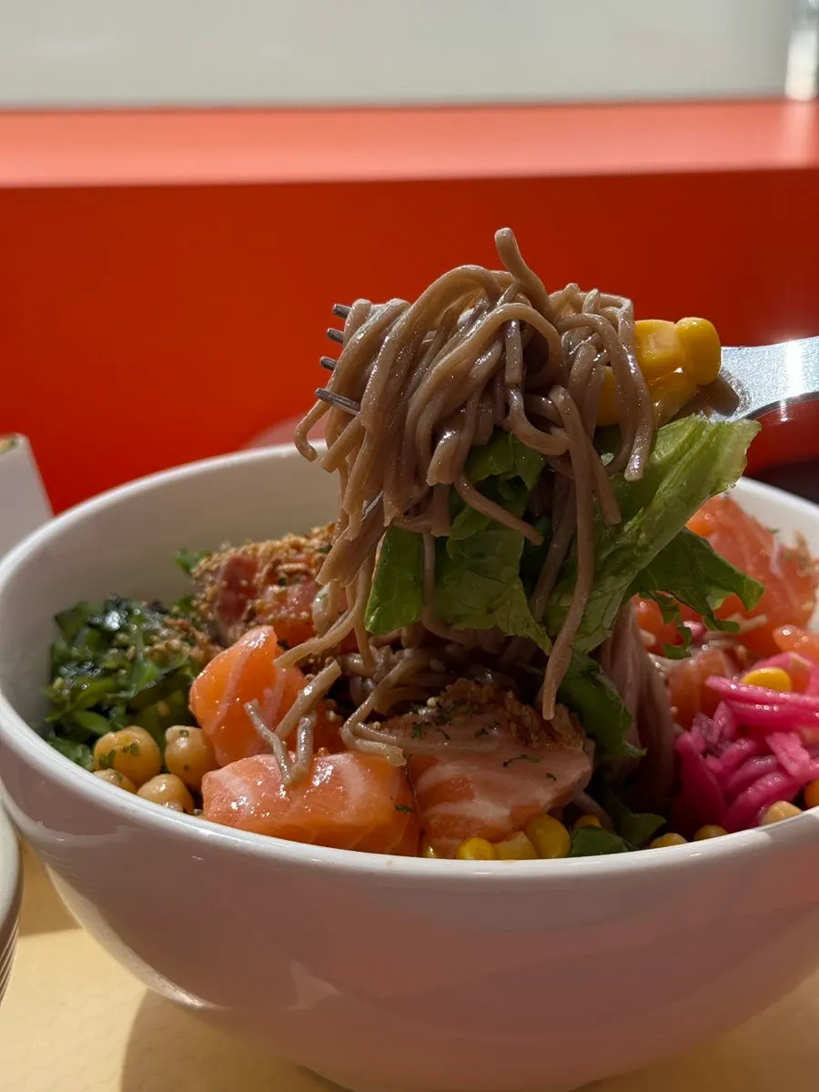 Meja dengan poke, sup, dan wrap tersaji bersama