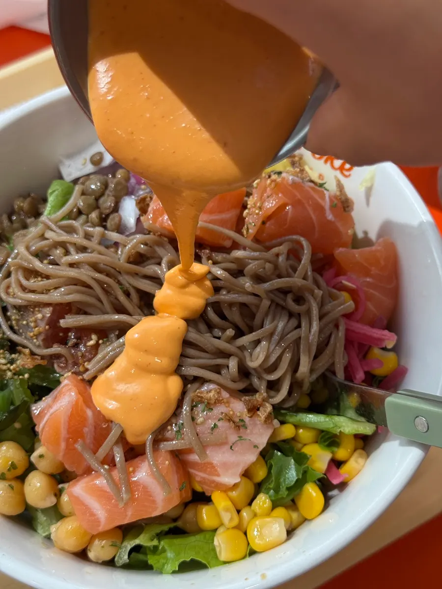 Close-up topping di atas base mie soba