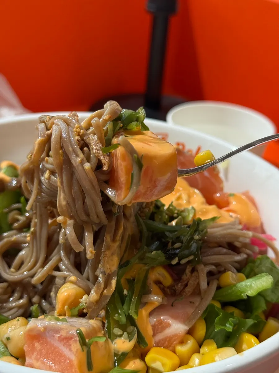 Poke yang dicampur sedikit demi sedikit dengan saus