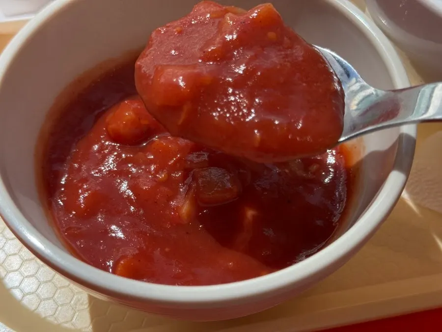 Satu porsi makan lengkap dengan poke, wrap, dan sup