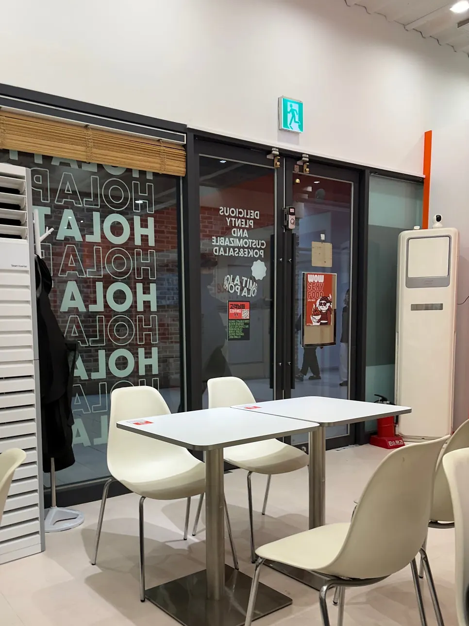 Table layout in the dining room of Olla Poke Munjeong Main Branch