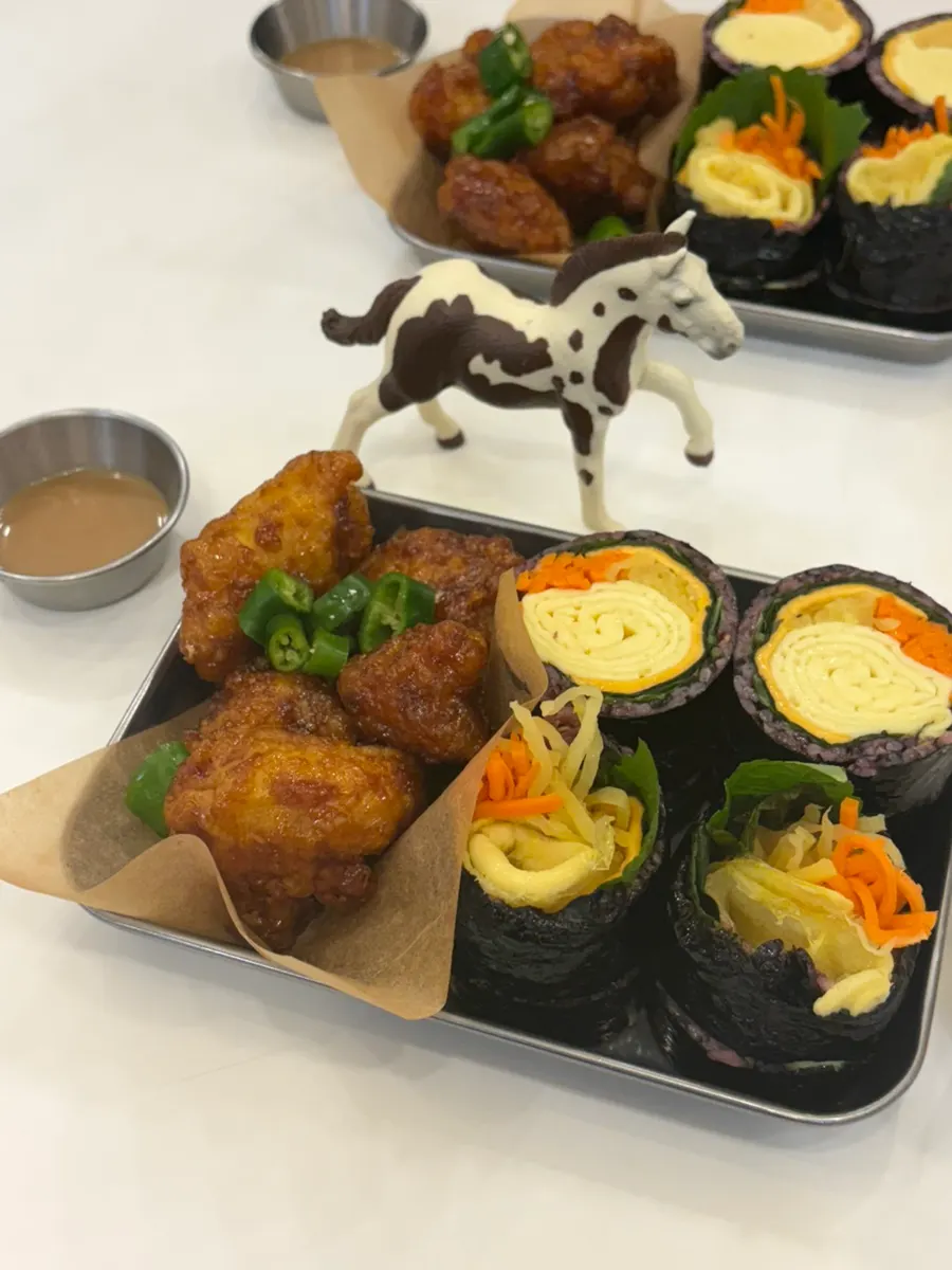 홀스김밥본점 더블치즈달걀 닭강정세트 상차림