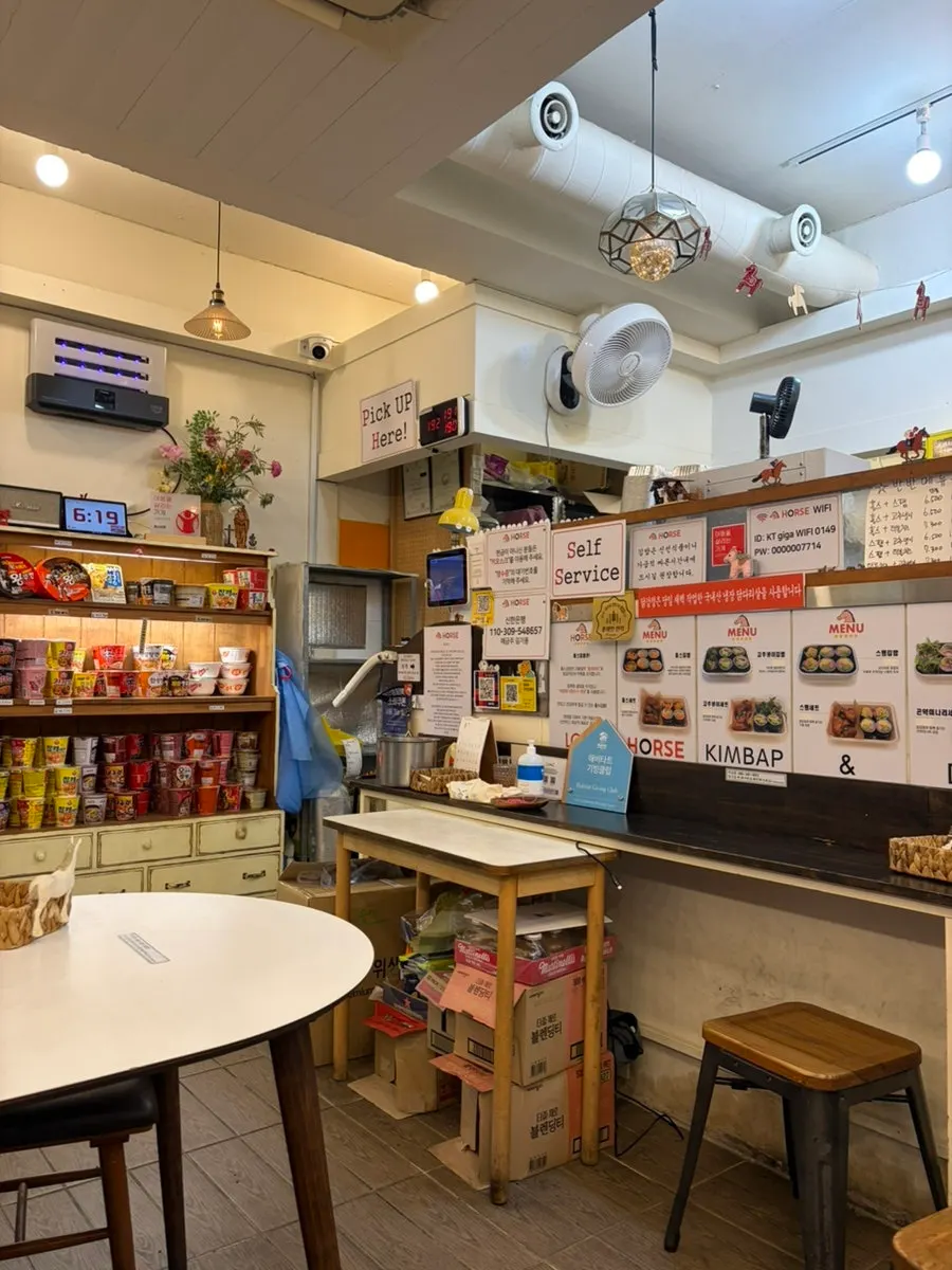 홀스김밥본점 매장 테이블 배치