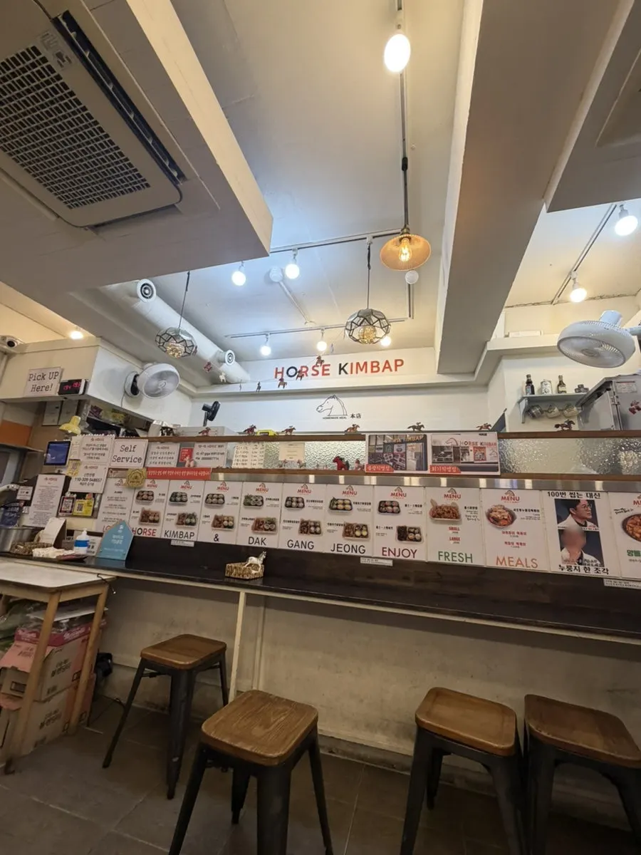 홀스김밥본점 내부 인테리어